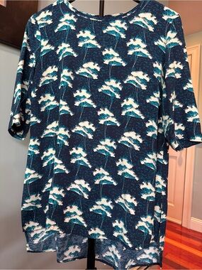 Sunday in Brooklyn Navy Blue Tunic White and Teal Floral Print Size Small. EUC